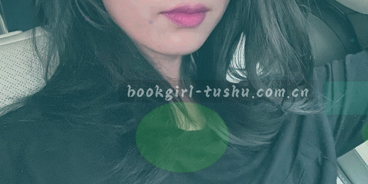 暖光书店夜景中的《图书的女友》短剧主视觉横幅，木质书架与青绿灯带交织
